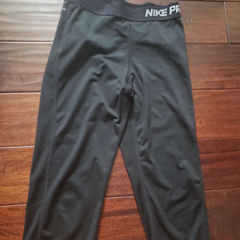 Women Black Nike Pro Cropped Leggings